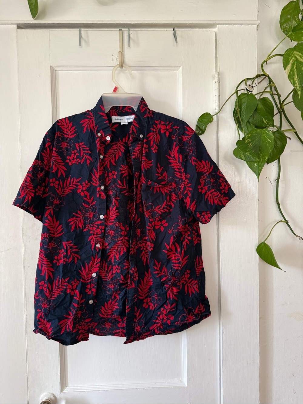 Old Navy Navy Short-Sleeve Button-Down with Red Floral Print size M